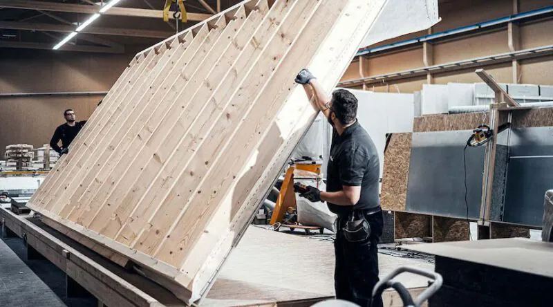 Holzbauexperten in der Produktionshalle der Fa. Sieveke